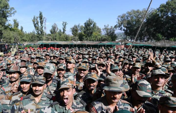 जम्मू काश्मीरच्या सीमेवर तैनात असलेल्या राजोरीतील जवानांसोबत दिवाळीचा सणाचा आनंद लुटला. 