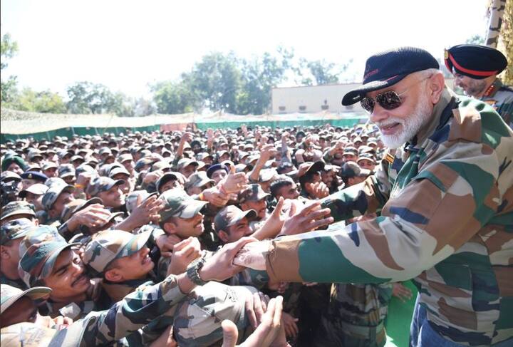 पंतप्रधान नरेंद्र मोदी यांनी सीमेवरील जवानांसोबत आपली दिवाळी साजरी केली. (सर्व फोटो- @narendramodi ट्विटर अकाऊंट)