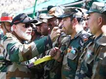 पंतप्रधान नरेंद्र मोदींचं सीमेवरील जवानांसोबत दिवाळी सेलिब्रेशन