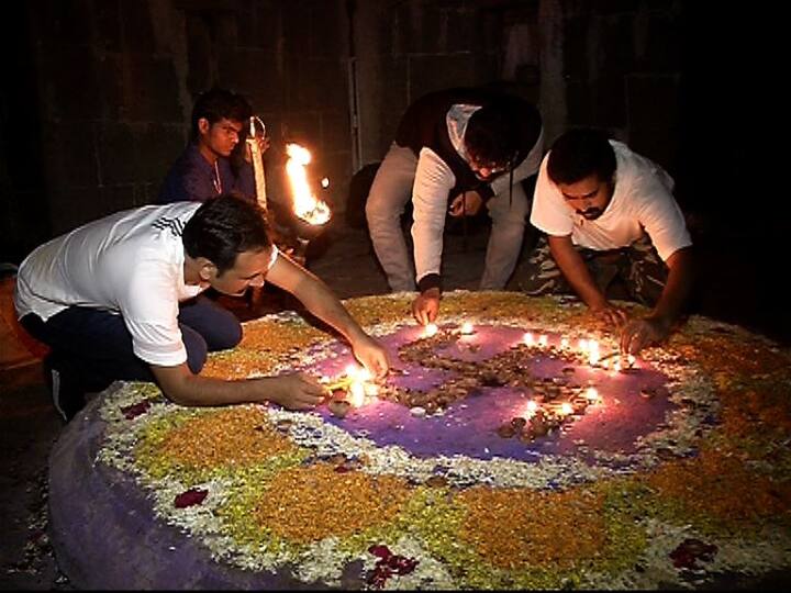 रायगडावर दिव्यांची आरस करण्यात आली. 