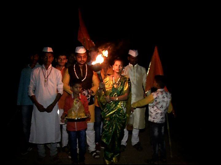 'फत्तेशिकस्त' सिनेमाच्या कलाकरांनी रायगडावर दिवाळी साजरी केली. 