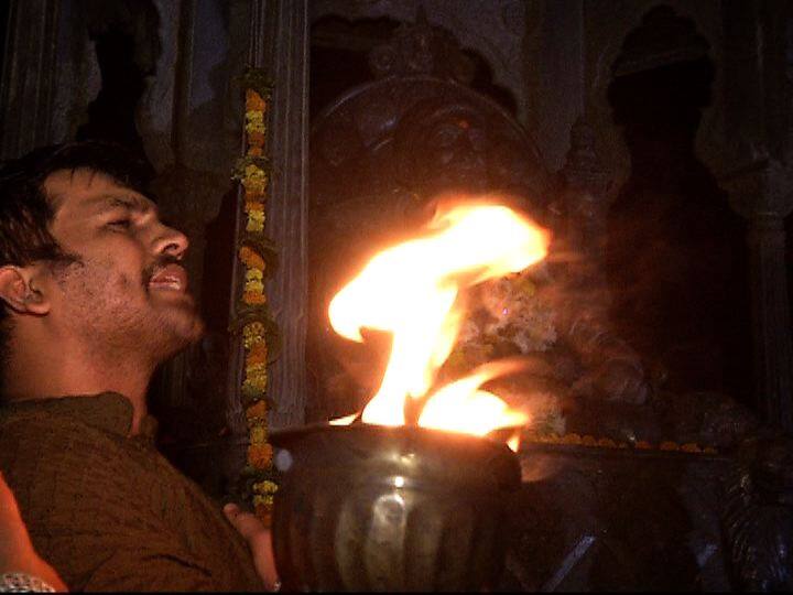 शिवप्रेमींनी गडावर मशालींचा जागर केला. 