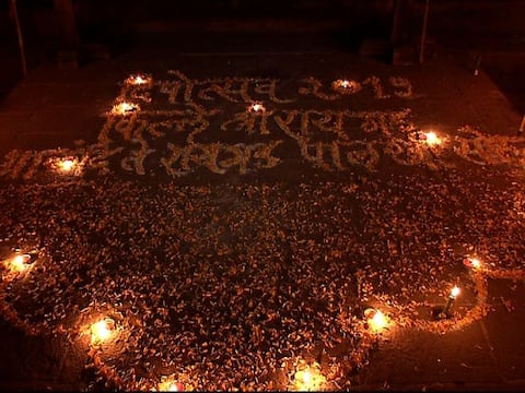 स्वराजाची राजधानी रायगडावरील दीपोत्सव स्वराजाची राजधानी रायगडावरील दीपोत्सव