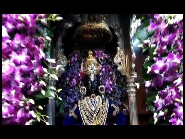 आकर्षक फुलांच्या सजावटीमुळे मंदिरात दर्शनासाठी भाविकांची गर्दी झाली.