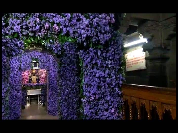 लाडक्या विठुरायाचा गाभारा रंगीबेरंगी आकर्षक फुलांनी सजवला आहे. 