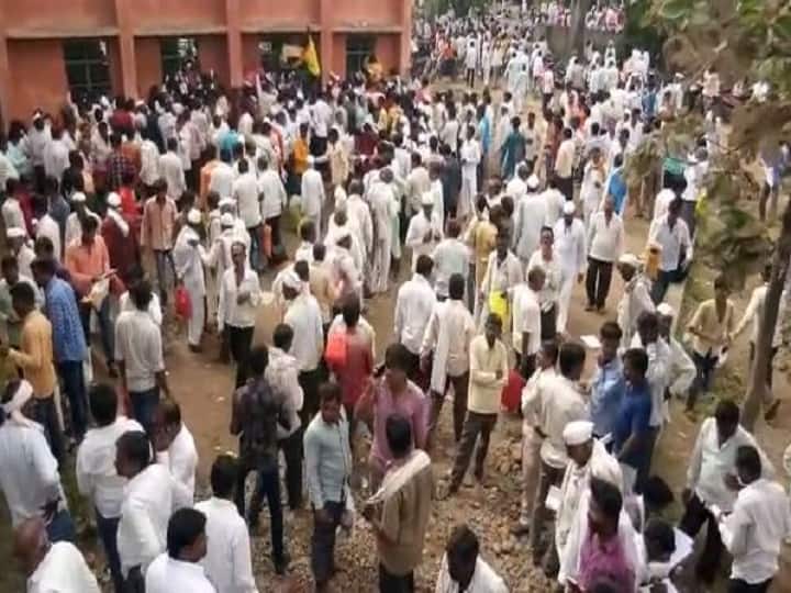 Marathwada farmer agricultural office to apply for crop damage loan अतिवृष्टीमुळे झालेल्या पीक नुकसानीचे अर्ज करण्यासाठी शेतकऱ्यांची झुंबड