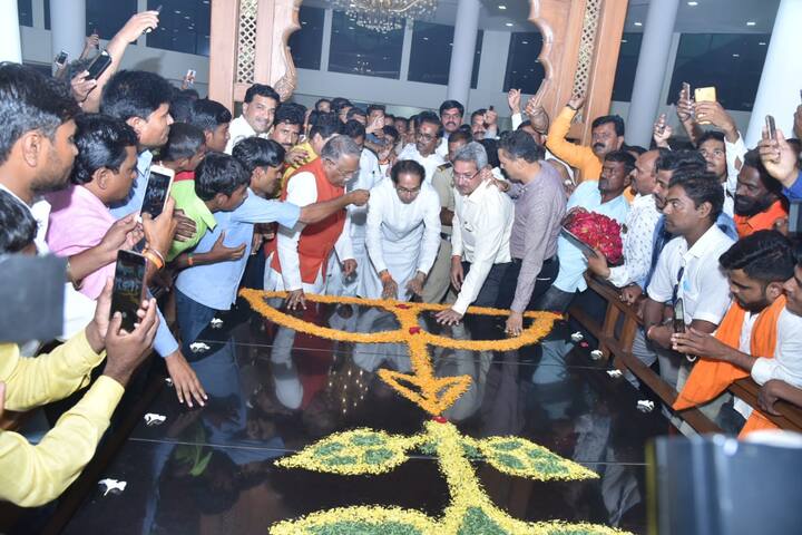  मराठवाडा दौऱ्यावर गेलेल्या उद्धव ठाकरेंनी गोपीनाथ गडावर गोपीनाथ मुंडेंच्या स्मृतीस्थळास अभिवादन केलं. 