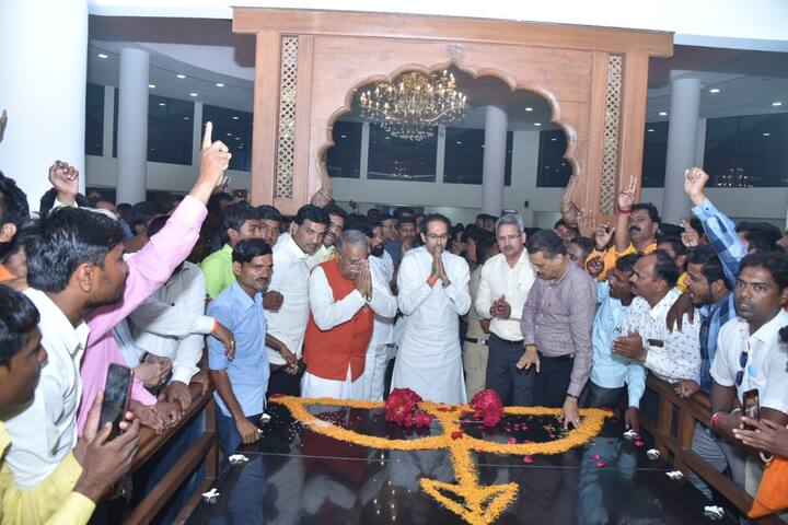 यावेळी स्मृतीस्थळावर शिवसेना आणि भाजपच्या बोधचिन्हांच्या फुलांची रांगोळी साकारण्यात आली होती.
