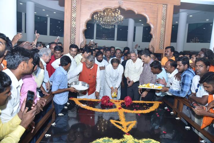 उद्धव ठाकरेंसोबत एकनाथ शिंदे, सुभाष देसाई, चंद्रकांत खैरेही उपस्थित होते. 