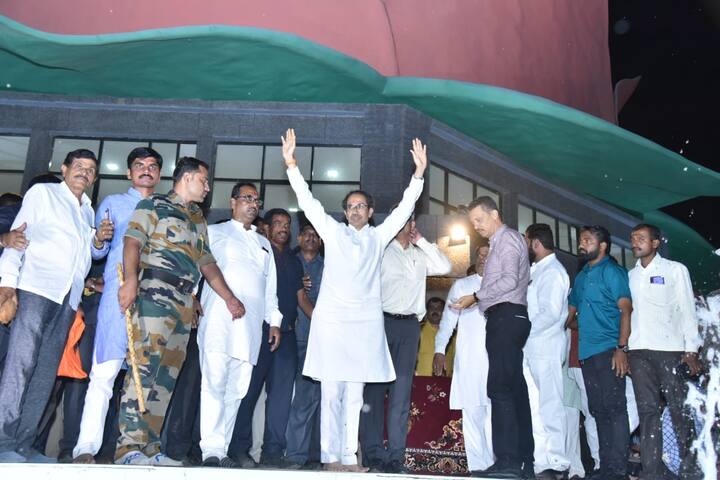 मात्र एकीकडे पंकजा मुंडे मुंबईत उपस्थित असताना दुसरीकडे उद्धव ठाकरेंच्या दौऱ्यावेळी मात्र मुंडे कुटुंबियांकडून कुणीच उपस्थित नव्हतं.