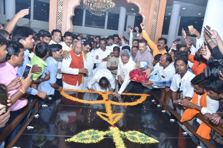 उद्धवजी ठाकरे गोपीनाथ गड येथे गेले होते, मी त्यांचे करण्यासाठी तेथे नाही. मात्र त्यांचं मनापासून स्वागत, असं पकंजा मुंडे यांनी ट्वीट केलं.