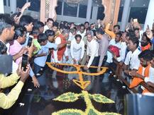 उद्धव ठाकरेंकडून गोपीनाथ गडावर गोपीनाथ मुंडेंच्या स्मृतीस्थळास अभिवादन