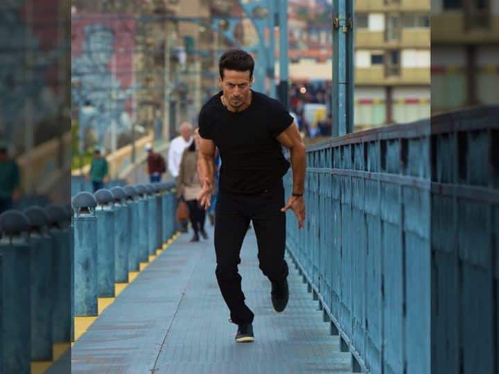 टायगर श्रॉफ मुंबई मॅरेथॉनचा चेहरा, अॅम्बेसिडर म्हणून निवड Tiger Shroff is now ambassador of 17th Tata Mumbai Marathon टायगर श्रॉफ मुंबई मॅरेथॉनचा चेहरा, अॅम्बेसिडर म्हणून निवड