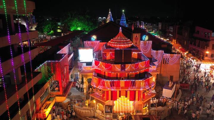 रोषणाईसोबत मंदिरावर फुलांचीही सुंदर सजावट करण्यात आली आहे.