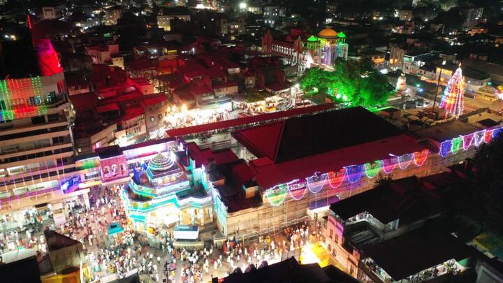 आधुनिक विद्युत रोषणाईने संपूर्ण पंढरपूर सजवण्यात आले आहे. 