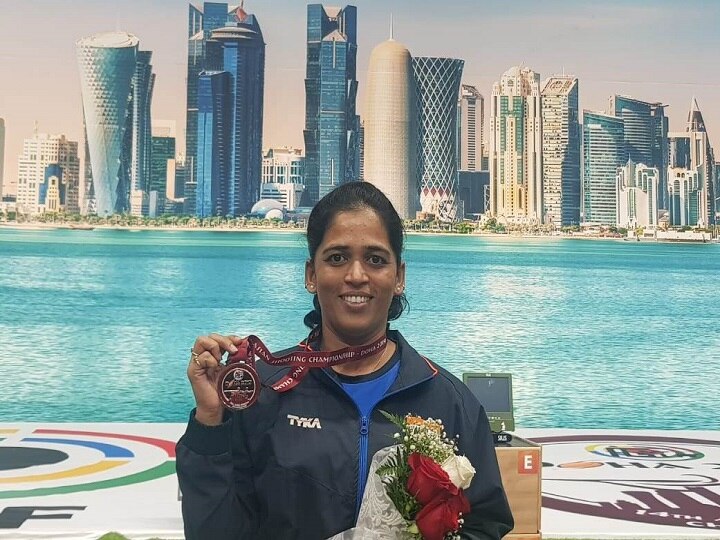 Tejaswini Sawant get Tokyo Olympic quota at Asian Shooting Championships कोल्हापूरच्या कन्येला ऑलिम्पिकचं तिकीट, नेमबाज तेजस्विनी सावंत टोकियो ऑलिम्पिकसाठी पात्र