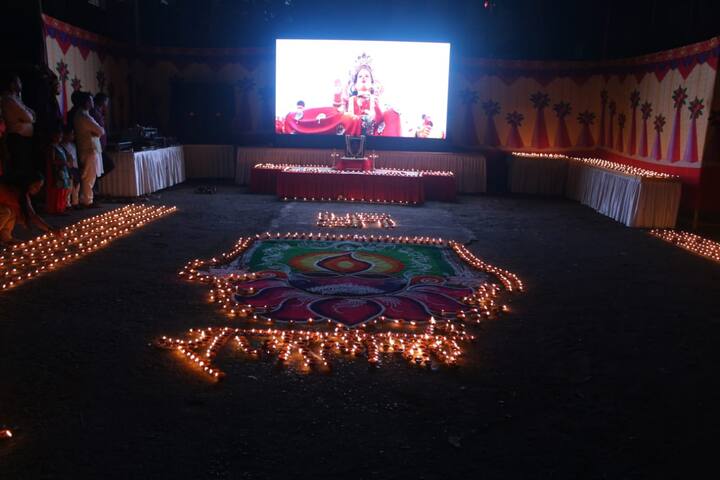 या दिव्यांच्या रोषणाईने संपूर्ण परिसर उजळून निघाला होता.