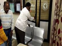 विमा कंपन्यांविरोधात शेतकरी आक्रमक, अधिकाऱ्यांना कार्यालयात कोंडले