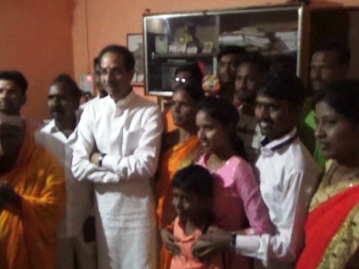 Uddhav Thackeray visits farmers house, fulfilled daughters wish in Satara सातारा दौऱ्यात शेतकऱ्याच्या लेकीचा हट्ट उद्धव ठाकरेंनी पुरवला!