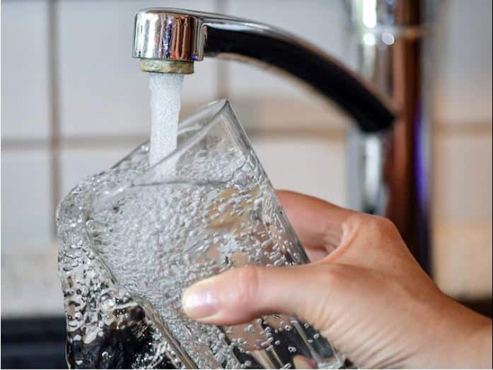 dams that supply water to Mumbai have enough water for a month मुंबईकरांनो पाणी जपून वापरा; तलावांमध्ये महिनाभर पुरेल एवढाच पाणीसाठा शिल्लक