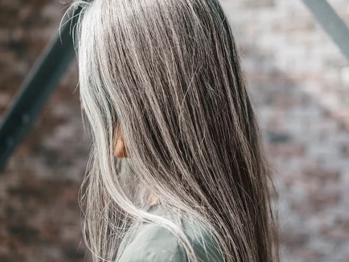 Health Tips and causes for avoid grey hair or white hair problem in early age कमी वयातच केस पांढरे?; जाणून घ्या कारणं आणि उपाय!