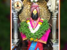 थंडीपासून बचावासाठी विठुरायाला काश्मिरी शाल आणि कानपट्टीचा पोशाख