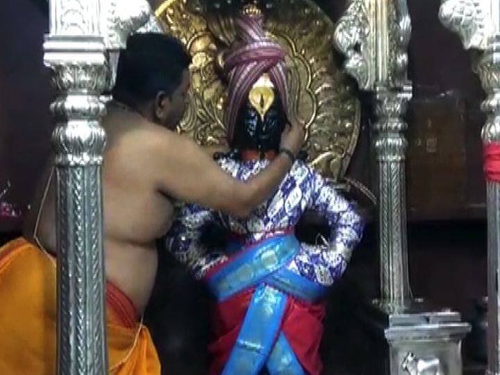 देवाला थंडी वाजू नये म्हणून काकडा आरती झाल्यावर रजई आणि कानपट्टी बांधली जाते. 