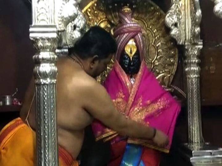 थंडी सुरु झाल्याने रजई, कानपट्टी आणि शाल या पोषाखात सावळ्या विठुरायाचे लोभस रूप अधिकच खुलून दिसत आहे.