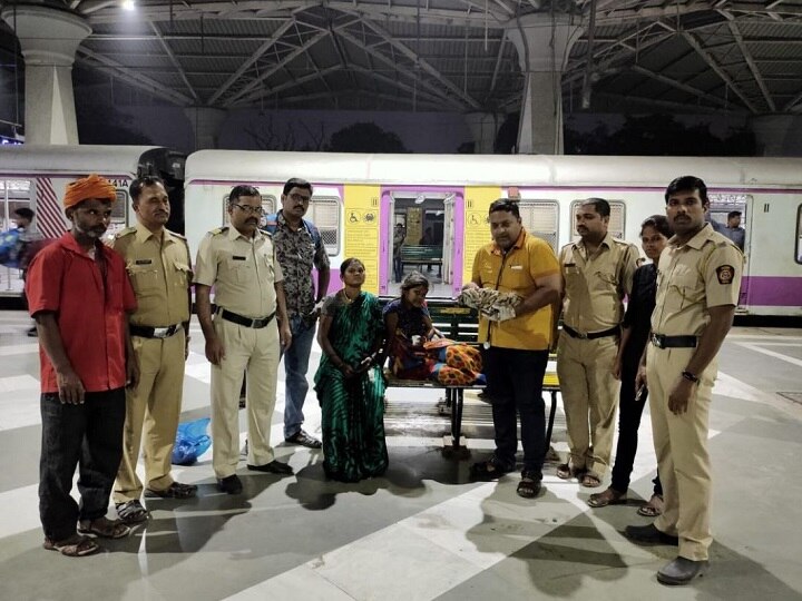 Woman gives birth to baby on panvel railway station with one rupee clinic doctor help वन रुपी क्लिनिक आणि रेल्वे कर्मचाऱ्यांच्या मदतीने महिलेने रेल्वे स्थानकावरच दिला बाळाला जन्म