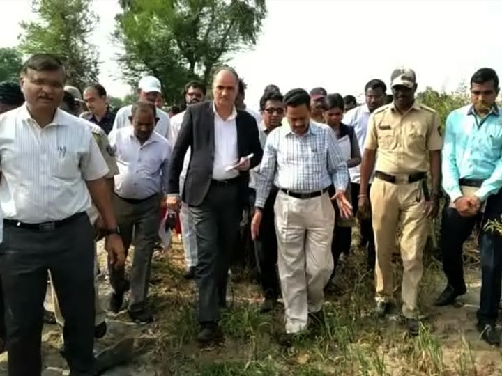 Central squad for maharashtra farmers wet drought loss Nashik मंत्र्यांना लाजवेल असा केंद्रीय पथकाचा नुकसान पाहणी दौरा, समस्या जाणून न घेतल्याने शेतकरी नाराज