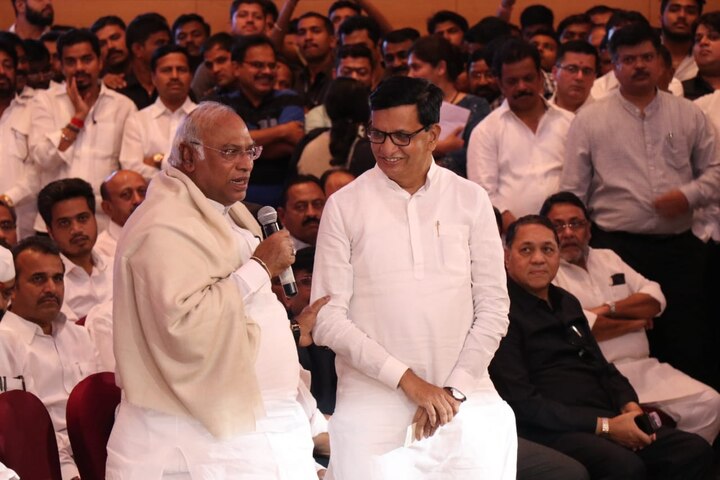 काँग्रेसचे ज्येष्ठनेते मलिकार्जु खर्गे उपस्थित आमदार आणि सर्व नेत्यांचं मार्गदर्शन करताना