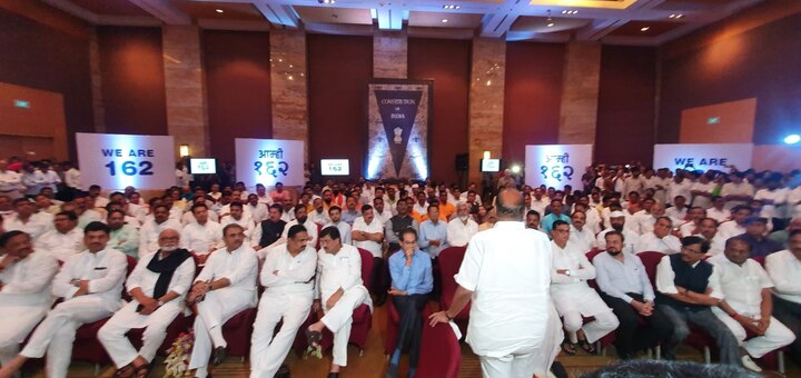 महाविकासआघाडीने आज एकजूट असल्याची शपथ घेतली, मुंबईच्या ग्रॅंड हयात रेजन्सी हॉटेलमध्ये हा सोहळा पार पडला. राष्ट्रवादी-शिवसेना-काँग्रेस असे तीनही पक्षांचे आमदार या सोहळ्यात एकत्रित, एकाच छताखाली पाहायला मिळाले.