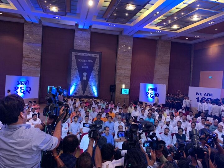 मीडिया ऐतिहासिक क्षणाचं चित्रिकरण करताना