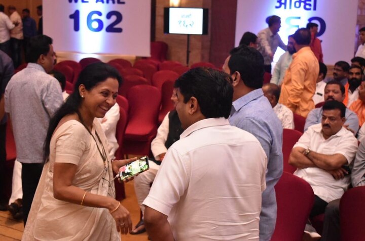 सुप्रिया सुळे आणि सतेज पाटील बोलताना