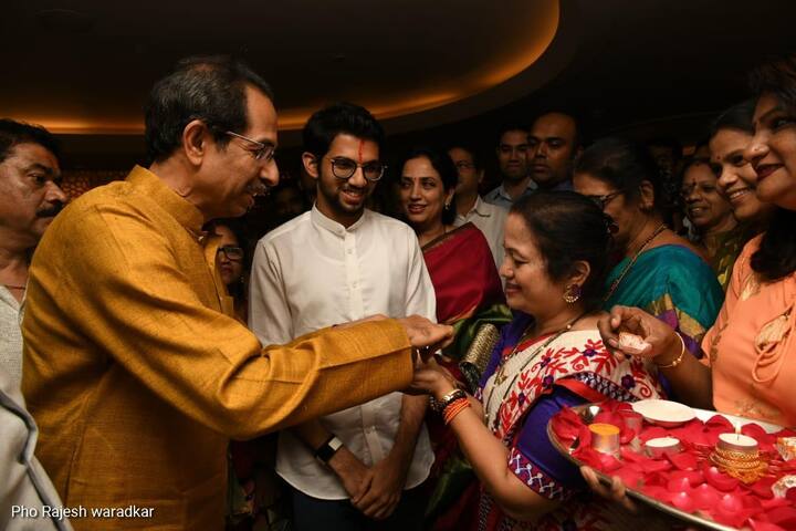 महापौर किशोरी पेडणेकर भावी मुख्यमंत्री उद्धव ठाकरेंना ओवाळताना