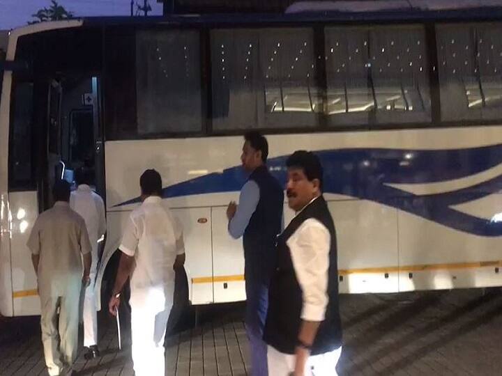 विधानभवनात सर्व नवनिर्वाचित आमदारांचा शपथविधी होत आहे. या निमित्ताने सर्व आमदार विधानभवनात पोहोचले.