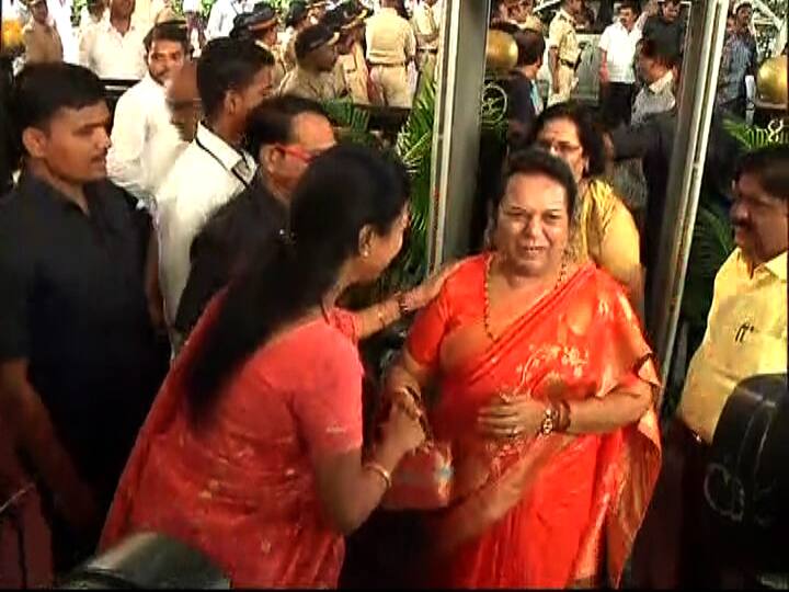 राष्ट्रवादी काँग्रेसच्या खासदार सुप्रिया सुळे सर्व नवनिर्वाचित आमदारांच्या स्वागतासाठी विधानभवनाच्या गेटवर उभ्या होत्या.