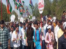 एक ठाकरेपुत्र वडिलांच्या शपथविधीच्या तयारीत तर दुसऱ्याने काढला कामगारांसाठी मोर्चा