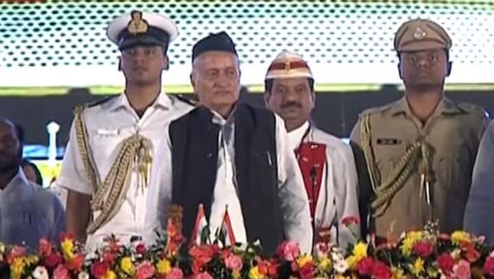 राज्यपाल भगतसिंह कोश्यारी यांनी उद्धव यांना शपथ दिली.