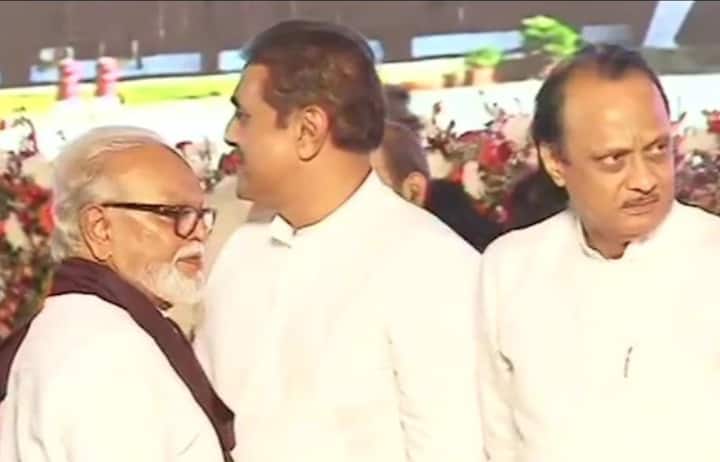 शपथविधीनंतर एकमेकांचे अभिनंदन करताना राष्ट्रवादीचे नेते छगन भुजबळ, अजित पवार आणि प्रफुल पटेल. 
