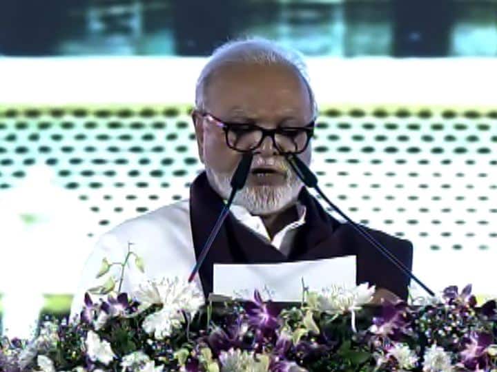 राष्ट्रवादीकडून ज्येष्ठ नेते छगन भुजबळ यांनी शपथ घेतली.