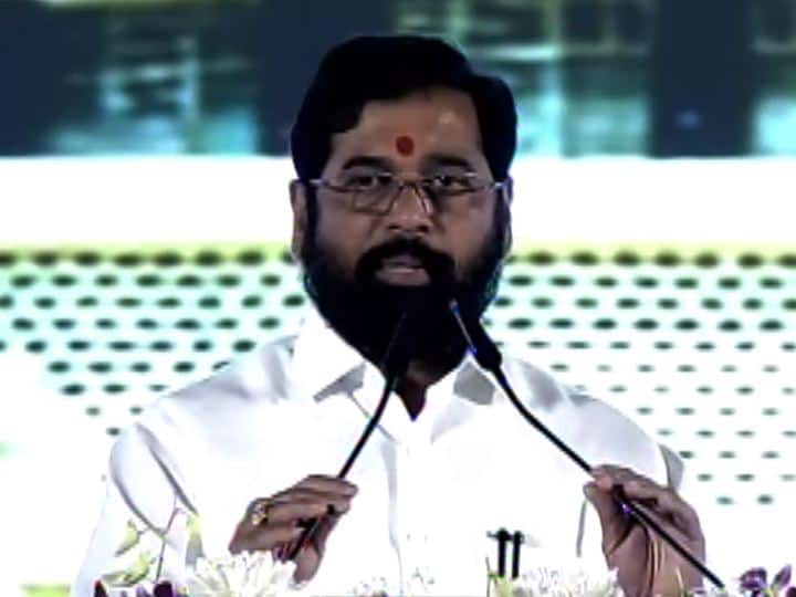  शिवसेनेचे गटनेते एकनाथ शिंदे यांनी शपथ घेतली. 