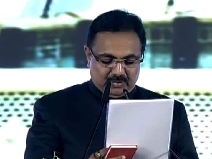 राष्ट्रवादीचे प्रदेशाध्याक्ष जयंत पाटील यांनीही आज शपथ घेतली. 