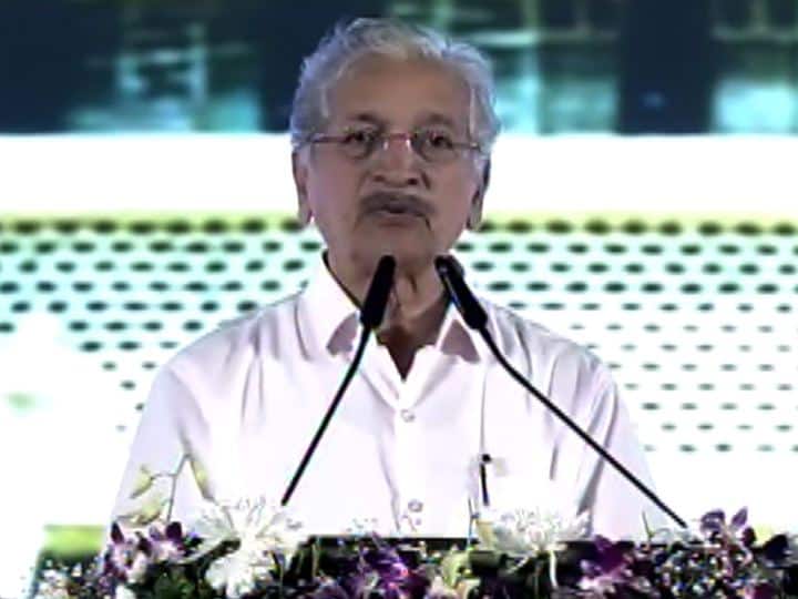 शिवसेनेचे ज्येष्ठ नेते सुभाष देसाई यांनी शपथ घेतली. 