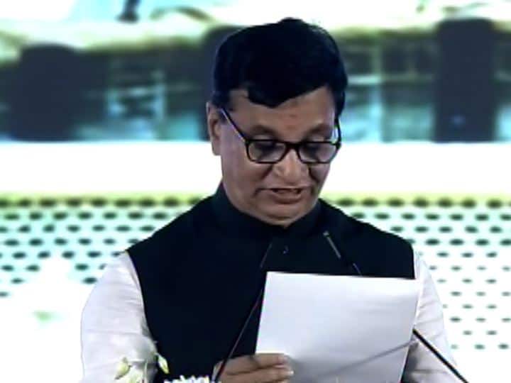 काँग्रेसचे प्रदेशाध्यक्ष बाळासाहेब थोरात यांनी शपथ घेतली. 