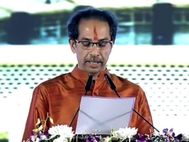 शिवसेना पक्षप्रमुख उद्धव ठाकरे यांनी आज महाराष्ट्राचे 29 वे मुख्यमंत्री म्हणून पद आणि गोपनियतेची शपथ घेतली. 