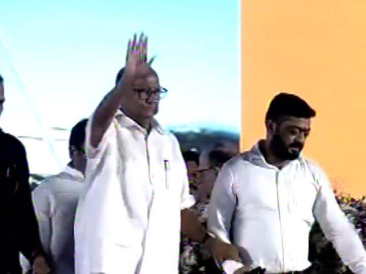 राष्ट्रवादी काँग्रेसचे अध्यक्ष शरद पवारही या शपथिविधीला उपस्थित होते. 