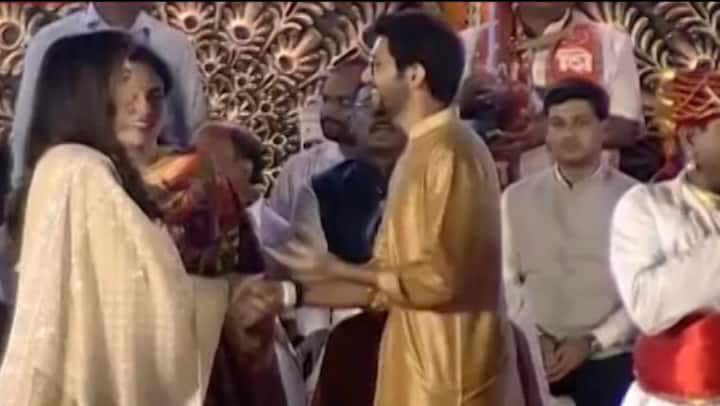 शपथविधीपूर्वी नीता अंबानी यांनी उद्धव ठाकरे यांचे पूत्र आणि शिवसेना नेते आदित्य ठाकरे यांचे अभिनंदन केले. 