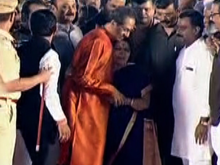 Kunda Thackeray get Emotional at uddhav thackeray swearing Ceremony उद्धव ठाकरेंचा शपथविधी, राज ठाकरेंच्या आईंना अश्रू अनावर, उद्धवही भावूक