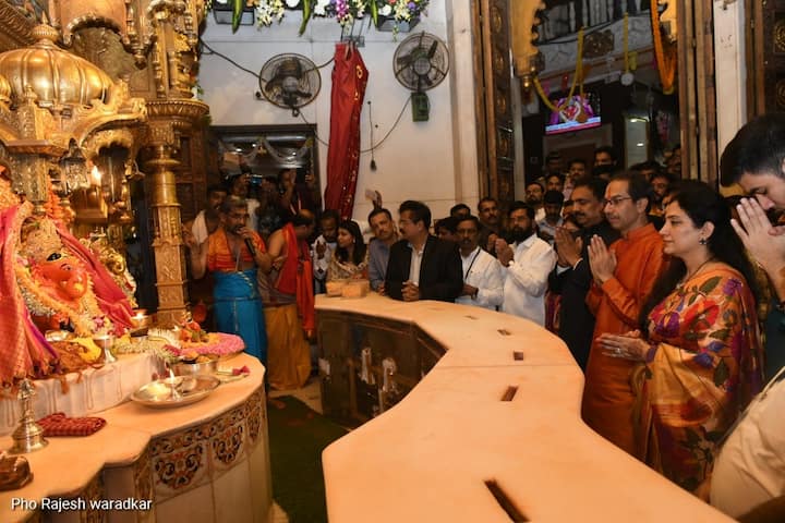 मुख्यमंत्री पदाची शपथ घेतल्यानंतर उद्धव ठाकरे आपल्या कुटुंबासोबत सिद्धिविनायक मंदिरात दर्शनासाठी गेले होते. (सर्व फोटो : राजेश वराडकर)